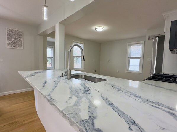 Fridge, microwave, oven, stovetop - Charming 3-bedroom house with WiFi, AC in serene Fairfield (Fairfield)