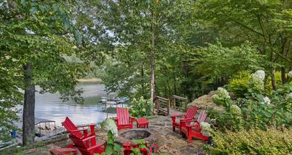 Lakefront home on Smith Lake w/ easy water access & Tritoon/Sea Doo rental!