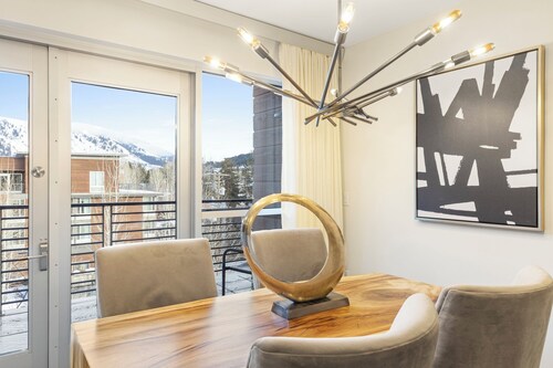 Outpost: Marriott Residence 402 - Close to Town Square!