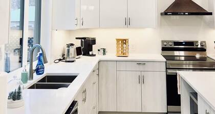 Spacious 3Story,3bedroom,Pets Park,Near UofA&more attractions.Luxury starts here