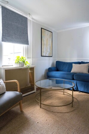 TV, offices - Conveniently located 3BR Home w/ Outdoor Dining (Newport)