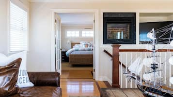 Una televisión, una chimenea