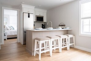 Réfrigérateur, four à micro-ondes, un four, surface de cuisson