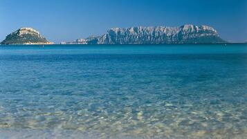 Sulla spiaggia, lettini da mare