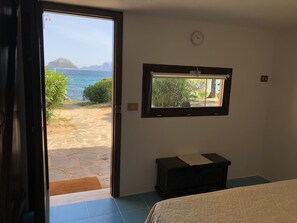 4 bedrooms, desk, iron/ironing board, travel crib