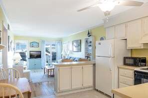 Een koelkast, een magnetron, een oven, een vaatwasser