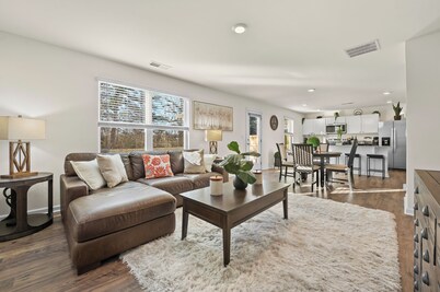 Spacious 4-bedroom house in superb Rossville with WiFi and AC
