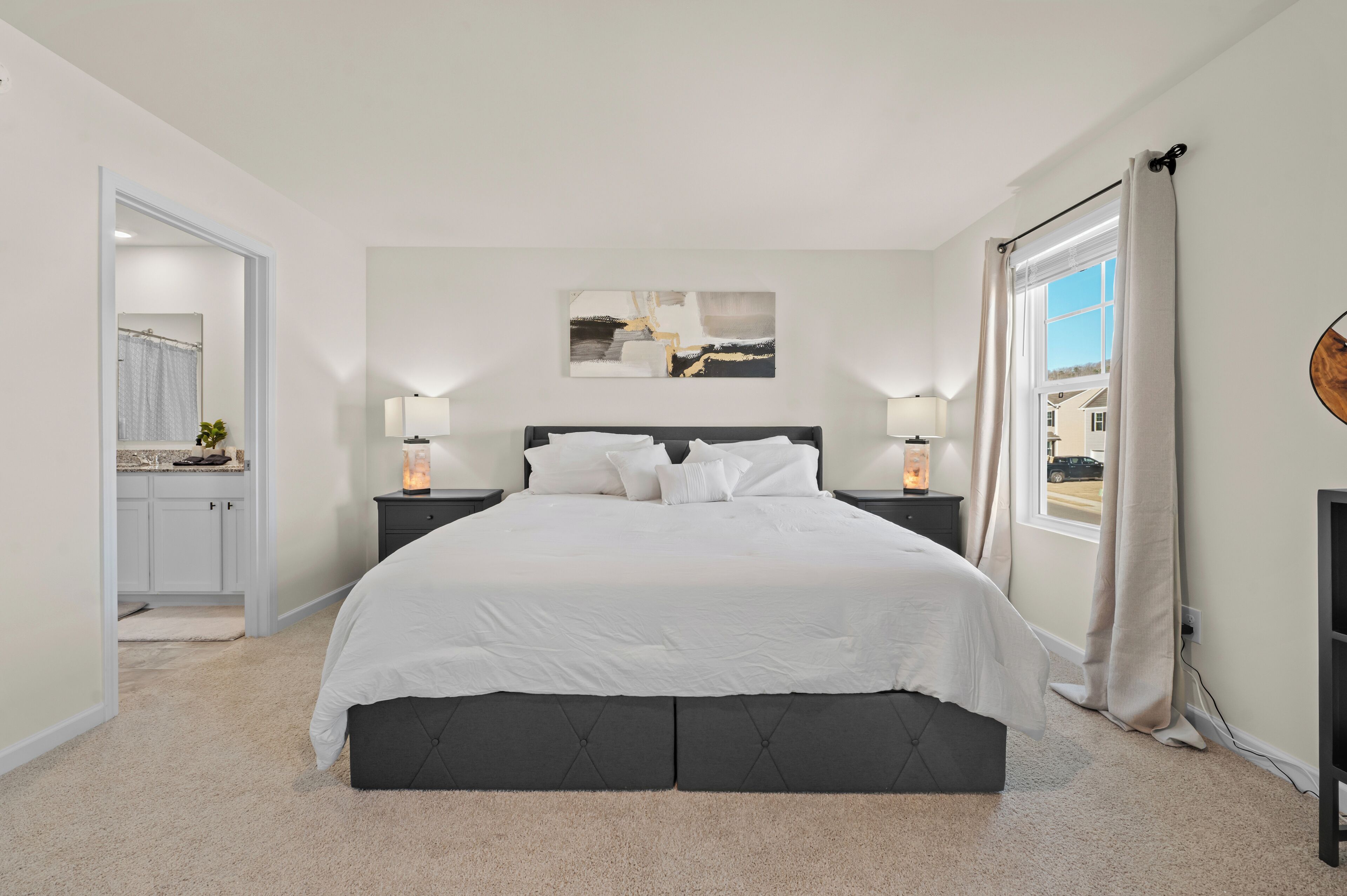 4 chambres, bureau, fer et planche à repasser, lit parapluie