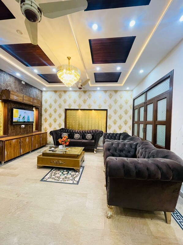 Living area - 6-BedRoom Entire Home in Lavish Area of Lahore (Lahore)