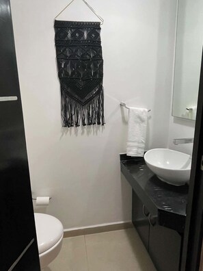Douche, sèche-cheveux, serviettes fournies