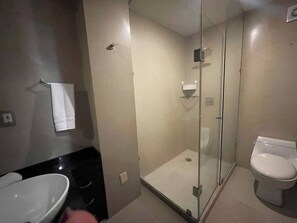 Ducha, secador de pelo, toallas y champú