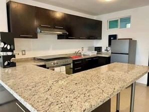 Frigorífico, microondas, horno y placa de cocina