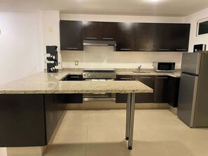 Frigorífico, microondas, horno y placa de cocina