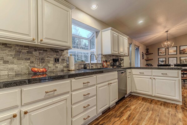 冷蔵庫、電子レンジ、オーブン、コンロ