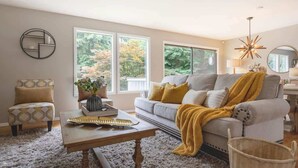 TV - Serene 3b2b Home, Family-Friendly, Backyard & A/C (Redmond)