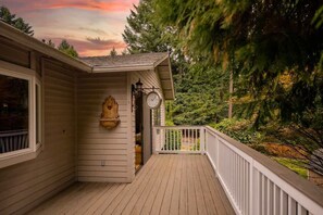 Exterior detail - Serene 3b2b Home, Family-Friendly, Backyard & A/C (Redmond)