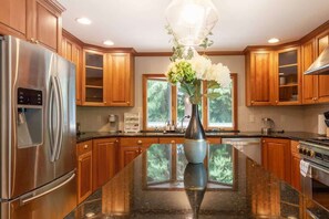 Fridge, microwave, oven, stovetop - Serene 3b2b Home, Family-Friendly, Backyard & A/C (Redmond)