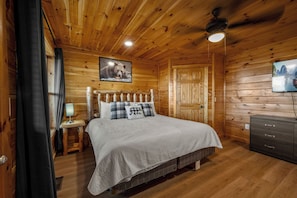 5 bedrooms, desk, travel cot, free WiFi - *Spacious 5BDR w/ VIEWS! Hot Tub + POOLS + Games* (Sevierville)