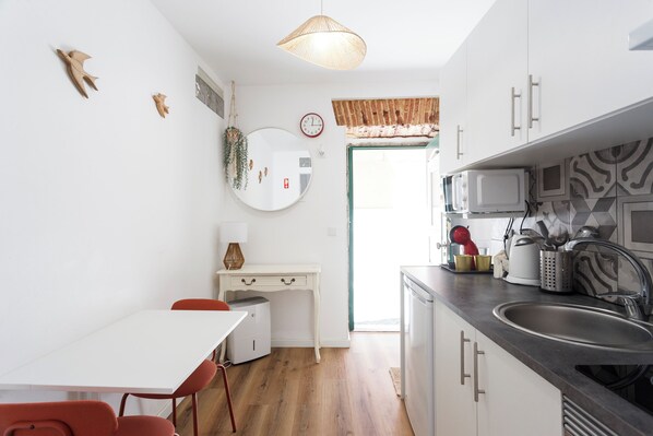 Réfrigérateur, four à micro-ondes, un four, surface de cuisson