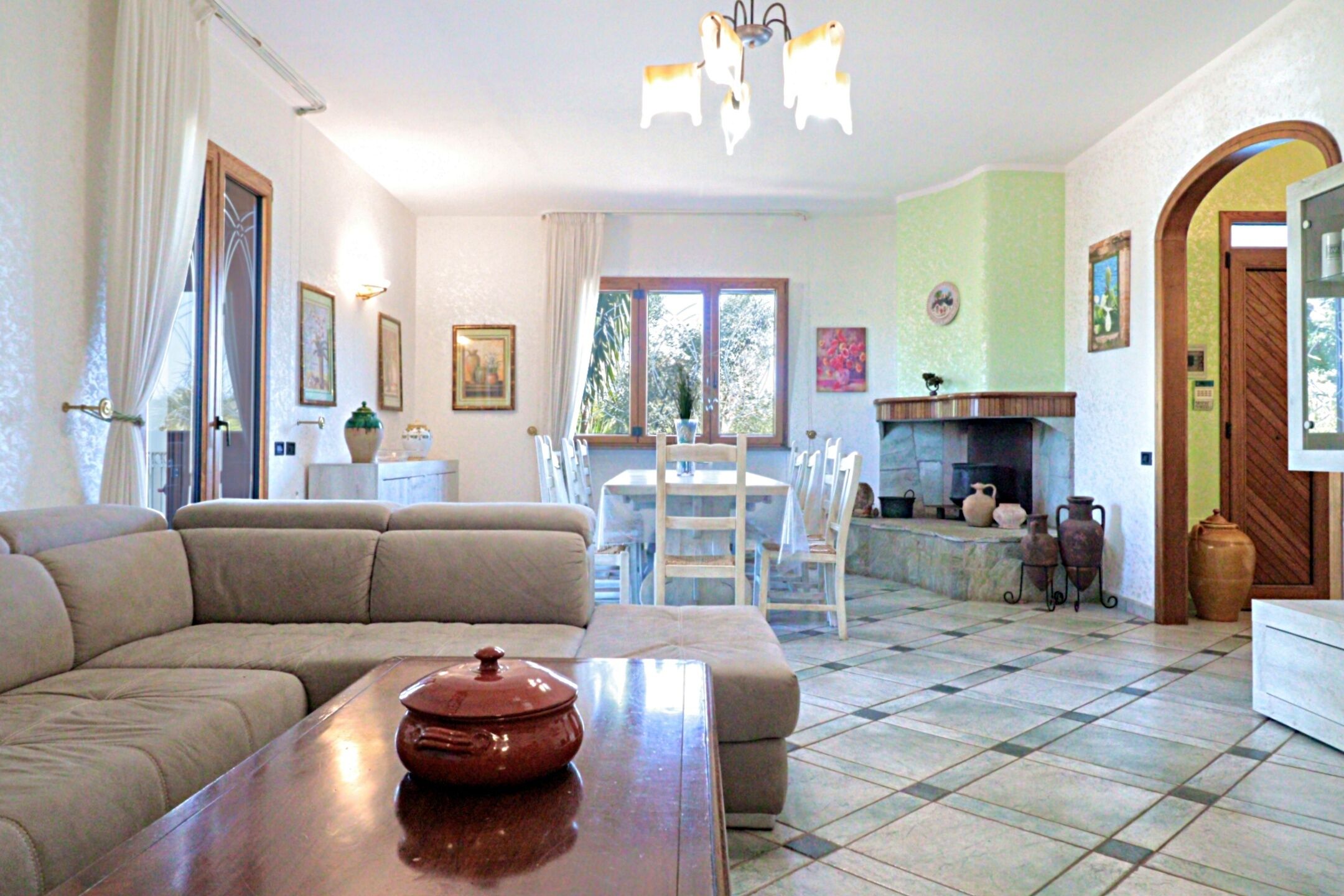 Smart TV, caminetto, tavolo da calcetto, tavolo da ping pong