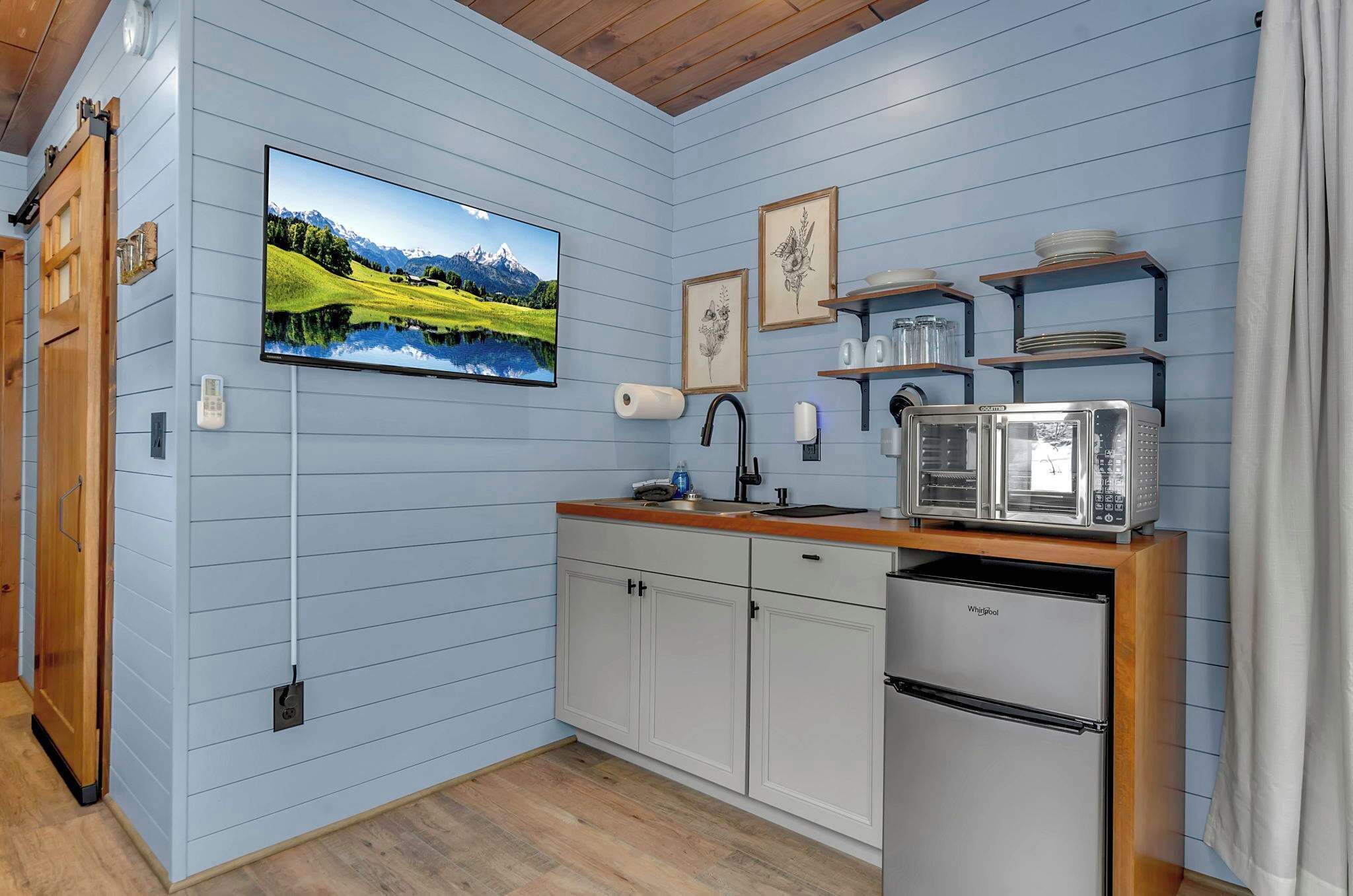 Frigorífico, cafetera o tetera, tostadora y utensilios de cocina