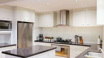 冰箱、微波炉、烤箱、炉灶