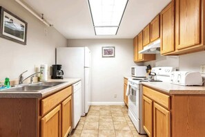 Fridge, oven, dishwasher, coffee/tea maker