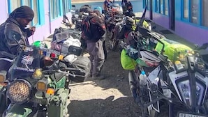 A row of purple and blue buildings with motorcycles parked in front. - Oasis Retreat Cottages Pangong (Leh)