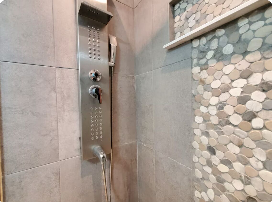 Sèche-cheveux, serviettes fournies, savon, shampoing