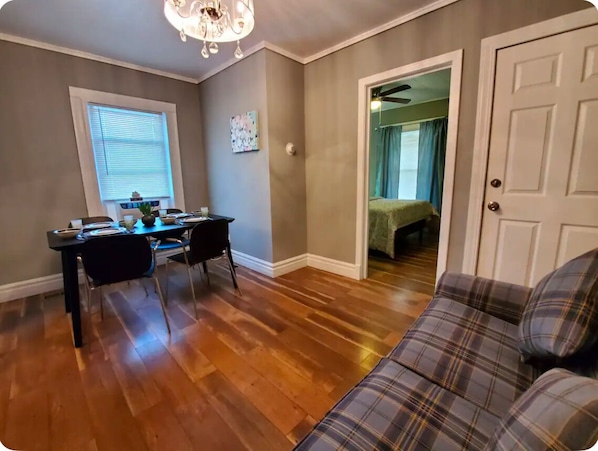 1 habitación, tabla de planchar con plancha, wifi gratis y ropa de cama 