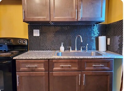 Modern Getaway, Single Bedroom Full Apartment