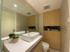 Douche, bidet, serviettes fournies, savon