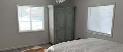 2 habitaciones, tabla de planchar con plancha, wifi y ropa de cama