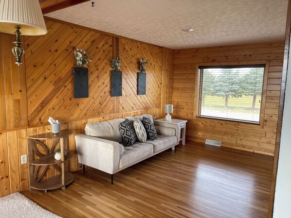 TV - "Lakeview" 5 Bed-2 Bath Hovde Resort (Devils Lake)