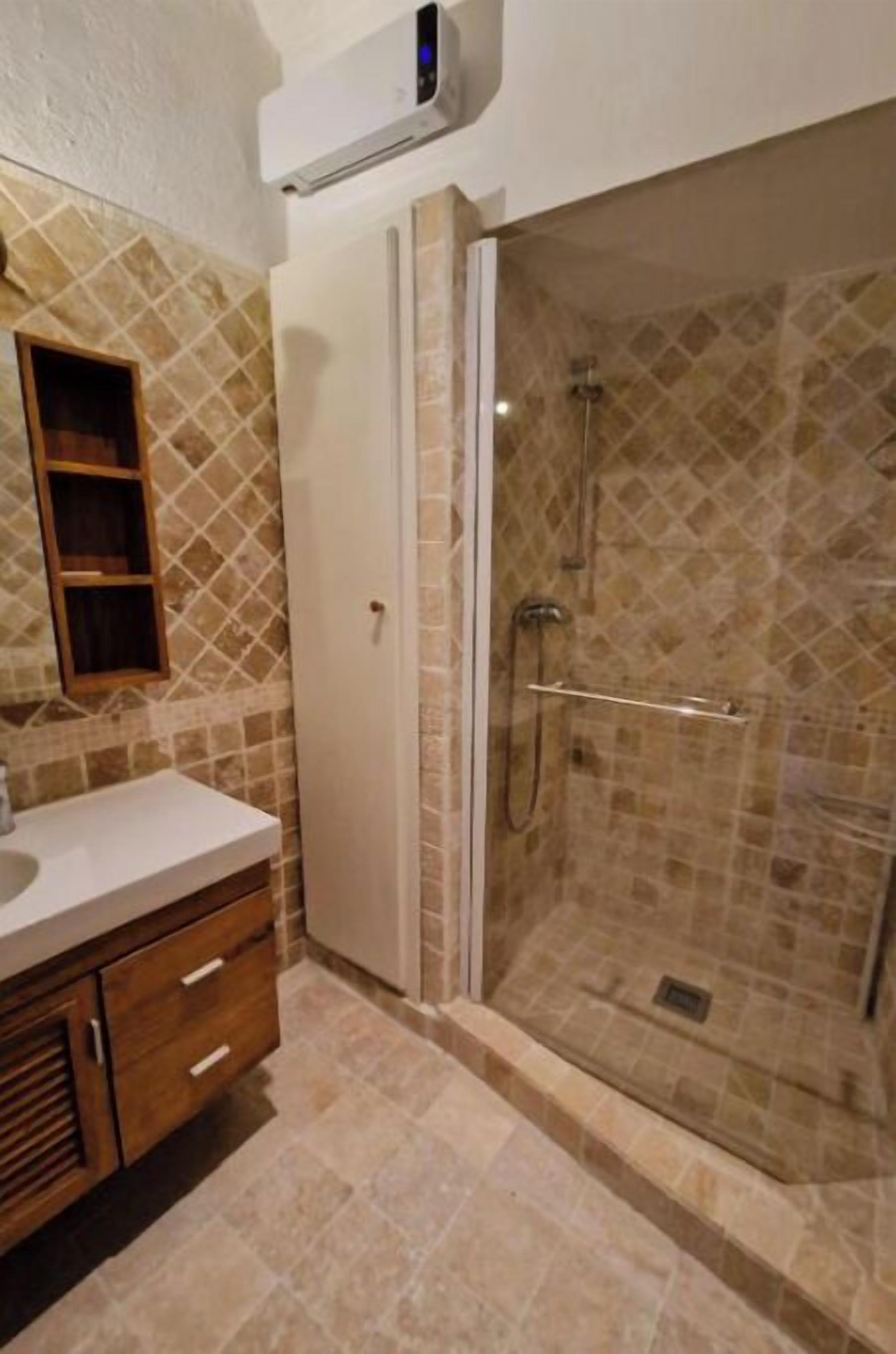 Douche, serviettes fournies, papier toilette