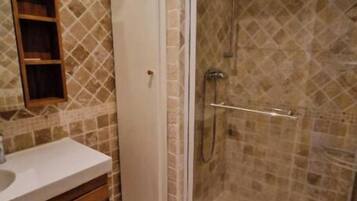 Douche, serviettes fournies, papier toilette