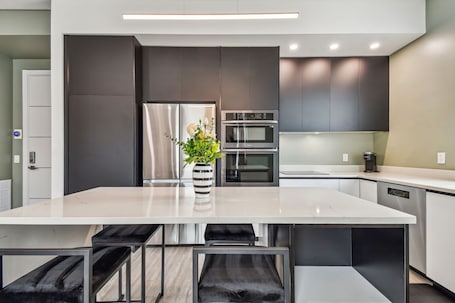 お食事. Sun Soaked Designer Condo with Patio