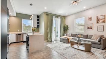 Una televisión, una oficina