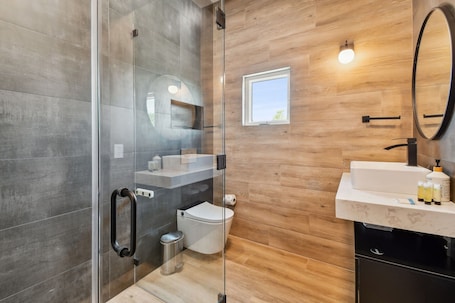 Shower, hair dryer, towels, soap. Top Floor Luxury - Views - 5 min to Downtown