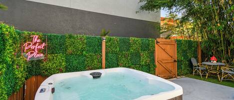 Bañera de hidromasaje al aire libre