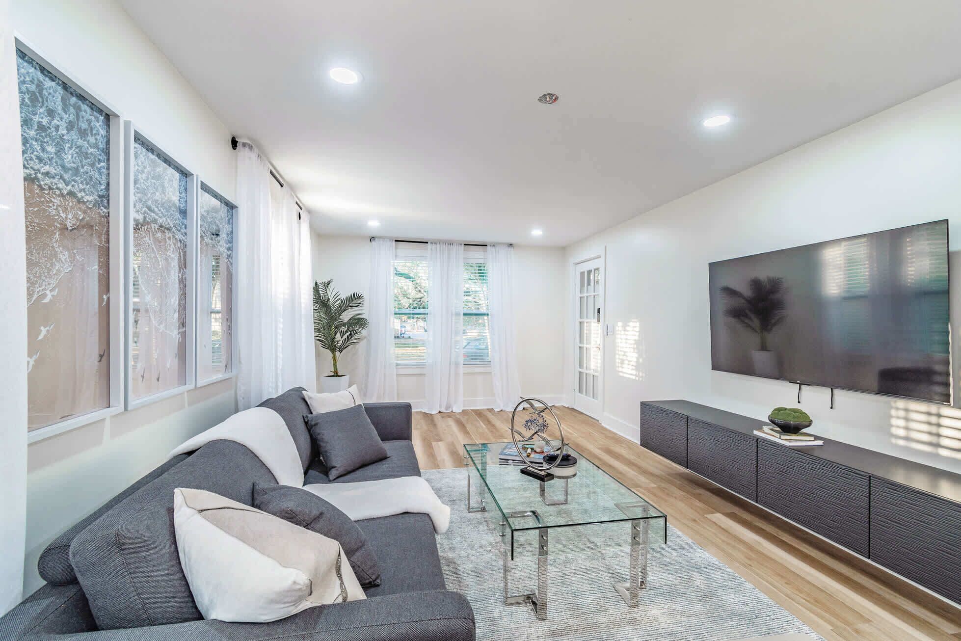 Designer Sun Filled Condo - Walk To Town - St. Petersburg, FL