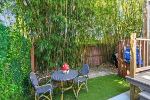 Outdoor dining - Designer Sun Filled Condo - Walk to Town (St. Petersburg)