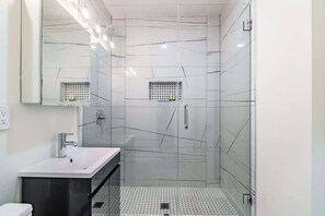 Dusche, Haartrockner, Handtücher, Seife