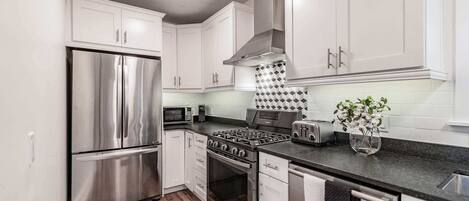 Réfrigérateur, micro-ondes, four, plaque de cuisson