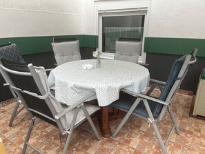 Outdoor dining - Cozy vacation home  (Köln)