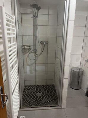Dusj, håndklær, såpe og toalettpapir