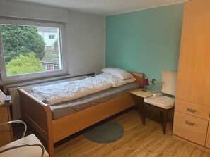 3 bedrooms, iron/ironing board, WiFi, bed sheets - Cozy vacation home  (Köln)