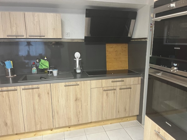 Refrigerador, horno, parrilla de estufa y lavavajillas 