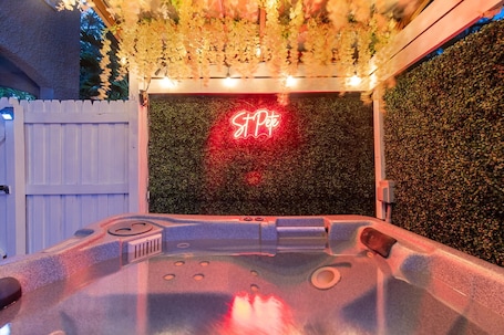 Outdoor spa tub. Top Floor - Sun Filled Home - Jacuzzi - Pets Ok