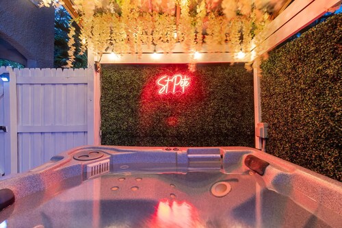 Top Floor - Sun Filled Home - Jacuzzi - Pets Ok